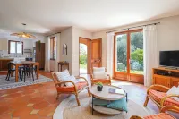5 minutes from Monaco, large garden level in neo-Provencal villa, sea view