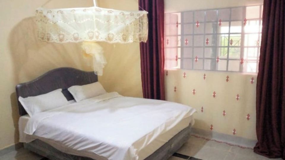 Roma Stays- Stylish modern two/one bedroom in Busia near Weighbridge