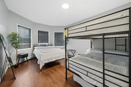 3 Story Building: 6Bed 4Bath, Arcade, Massage Lounge, train 7min, NYC 20min