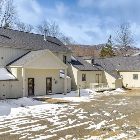3 min to Mt Snow & FREE Shuttle! Family-Size fun, Wood Fireplace, Arcades.