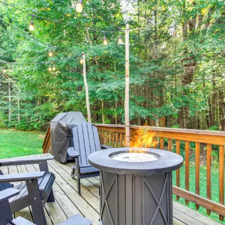 3 min to Mt Snow & FREE Shuttle! Family-Size fun, Wood Fireplace, Arcades.