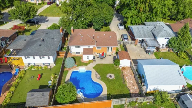 The Hanna Home- Inground Pool โรงแรมในซาร์เนีย