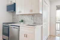 Cozy 1BR w/ King Bed, Pets OK, Walk 2 Food+Shops Hotels in Frisco