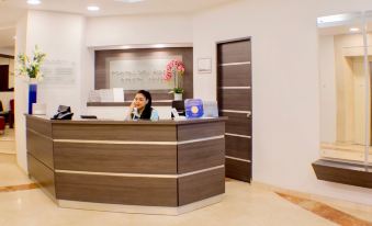 Portal del Rodeo ApartaHotel