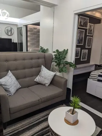 Cozy 1-Bedroom Hideaway: Your Home Away from Home - near malls & restaurants!