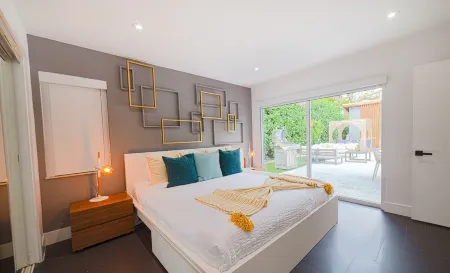 Resort Retreat: Heated Pool, BBQ & Sports Court