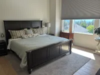 Kelowna winter getaway on Knox Mountain minutes from downtown.