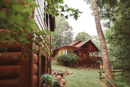 Peaceful Mountain Log Cabin Getaway with Hot Tub! Отели рядом с достопримечательностью «Нью Ривер трейл Стейт Парк, Клиффвью Аксесс»