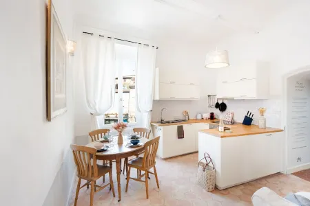 Appartement au Coeur de Lorgues Отели в г. Лорг