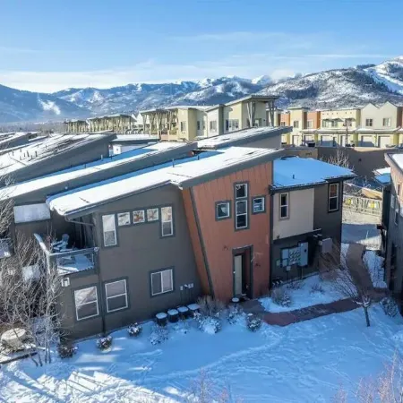 skiNewpark33: Walkable w/View, Deck, Hot Tub, Garage