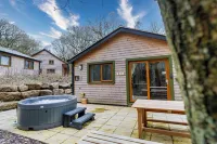 Padley; woodland lodge for 2-4 with hot tub, BBQ, near Alton Towers.