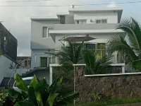 Modern house with swimming pool surrounded by nature Hotels in 