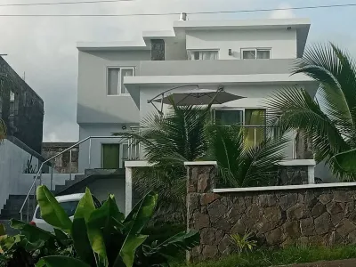 Modern house with swimming pool surrounded by nature Отели в г. 