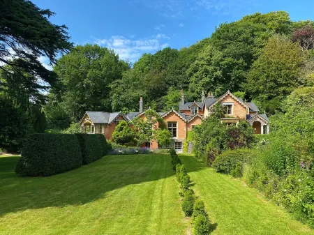 Eller How House - Regency Country House with Gardens and Ornamental Lake