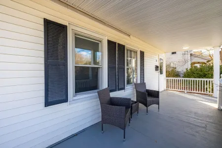 Home with King Bed Near UCONN & ECSU & Hospital