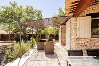 Villa with private pool, spa, pétanque, in a quiet area of Gordes 石頭城觀景台附近的飯店