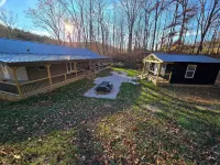 Quiet and modern 3-bedroom cabin near Ash Cave! Hotels in Swan Township