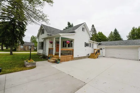 Colorful & Fun 3br/2ba GEM in East Tawas - Close to Sand, Shops, and Sunrises!