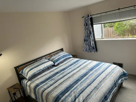 Affordable Ground Floor Unit In The Heart Of HMB Downtown: Former Mayor's House Отели рядом с достопримечательностью «Венис Бич»