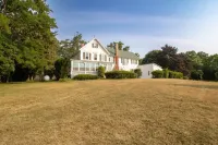 Charming Victorian 2BR Retreat with Porch & Dock – St. Lawrence Riverfront Hotels in Oswegatchie