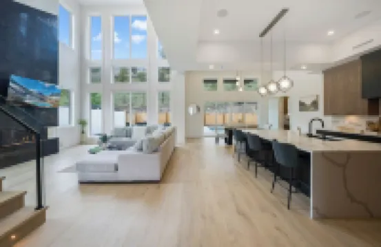 Lake views, Pool & Retreat Backyard patio + BBQ!