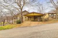 Historic 'Hardy House' on Main Street w/ Fire Pit! - Homestays