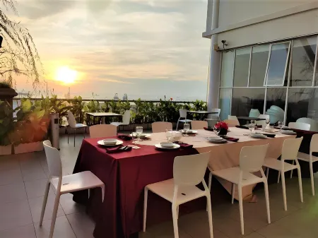 Karebosi Premier Makassar Отели рядом с достопримечательностью «Simpatik Aquarium»