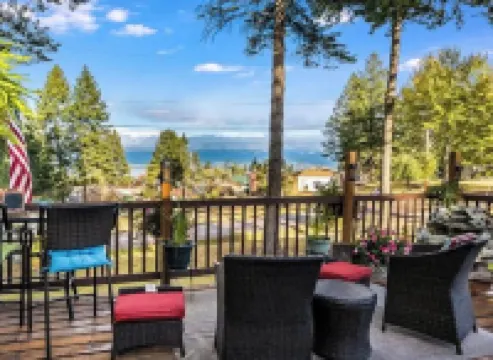 Cabin near Flathead Lake is walking distance to food, shopping and lake view.