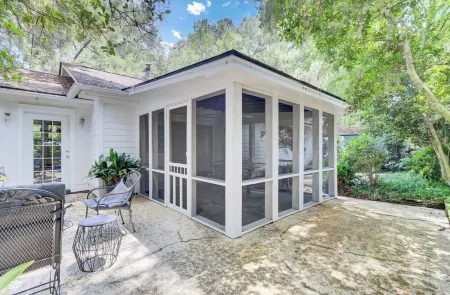 The Bungalow - Charming 2 Bed/2 Bath Guest House on 2 acres in Summerville, SC