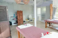 อ่าวฉลองวิลล่า รีสอร์ท แอนด์ สปา - ที่มีสปา