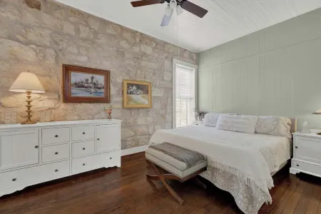 Fountain Suite-Stay Right on Historic Main Street in the Heart of Fredericksburg