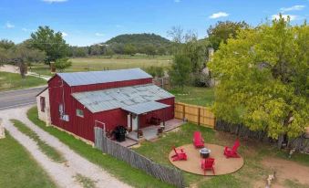 Gorgeous Barn Cabin 10Min from Main St!