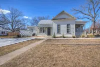 Gorgeous Home 1 Blk from Main with Hot Tub & Fire Pit!