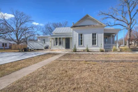 Gorgeous Home 1 Blk from Main with Hot Tub & Fire Pit!