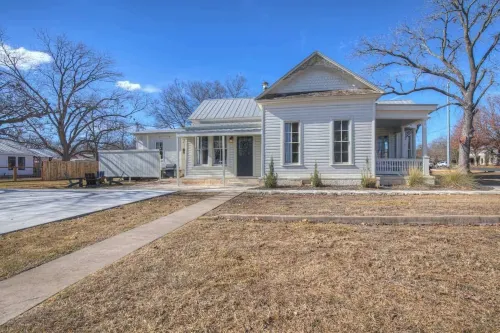 Gorgeous Home 1 Blk from Main with Hot Tub & Fire Pit! Hotels in Fredericksburg