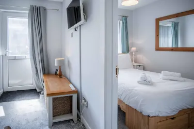 Langcliffe Park - 2 Bedroom Chalet - Mumbles Hotel in zona Castello di Oystermouth
