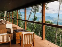 Modern 5Br/3 Bath 4000sq ft Escape, Movie Rm, 2 Decks, Grill, above Clouds Views Hotels in Yancey County