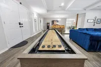 Luxury Escape - Pool, Hot Tub, Arcade, Games, BBQ & Outdoor Lounge!