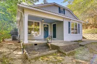 Centrally Located Home ~ Steps to Oxford Square! - 3-نجوم