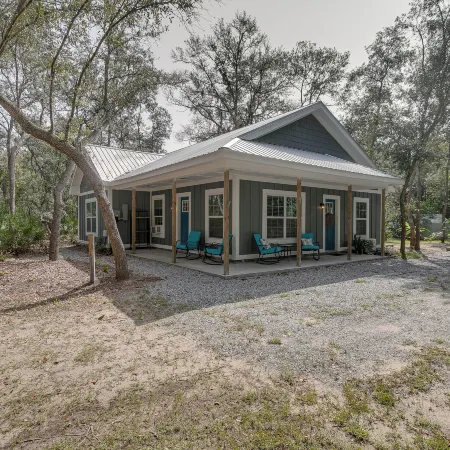 Charming Darien Hideaway w/ Porch, Near Downtown!