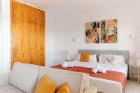Apartamentos Moon Dreams Cabo de Baños Отели в г. Cala en Blanes