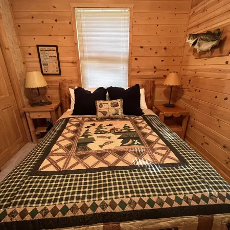 Rim Shoals River Cabin - private boat dock, walk-in fishing access sleeps 14