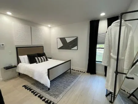 1-BR guest house steps from Meteor/downtown square