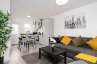 Modern 3 Bed House-Free Parking