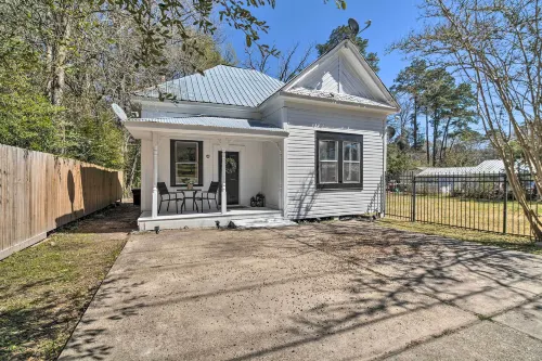 Cozy Livingston House w/ Fenced Yard + Patio! - parking