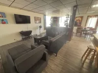 Cozy 2-bedroom apartment in enjoyable Elkader with AC, WiFi, view of downtown Отели в г. Элкадер