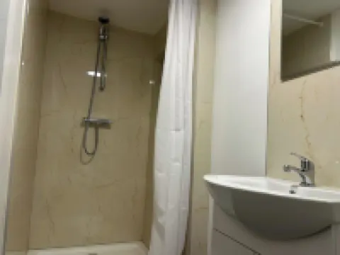 10 Bed Flat - Sleeps 20 - Pets - Parking - Wifi Hoteles en Condado de Offaly