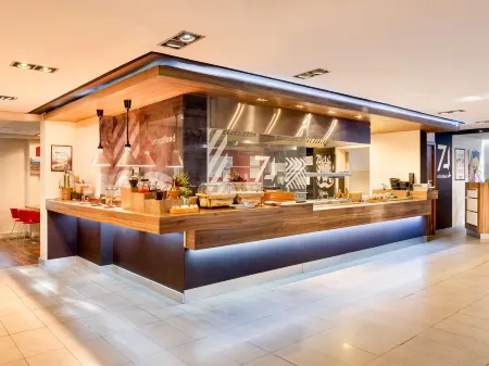 Ibis Kyiv City Center Отели рядом с достопримечательностью «Михайловский Златоверхий монастырь»