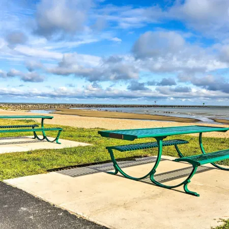Sweetwater Hideaway - Blocks to Lake Erie!