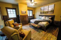 Apgar Lookout Suites Hotels near Siyeh Pass